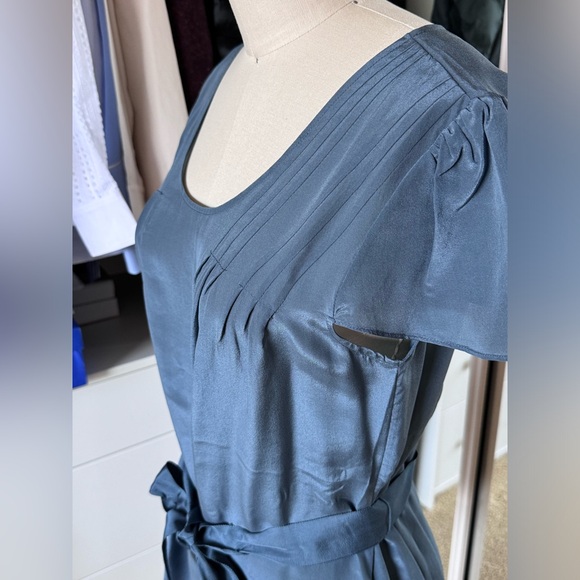 NWT‼️BANANA REPUBLIC Monogram 💯Silk Blouse with Charm tie Size Small - Picture 7 of 7